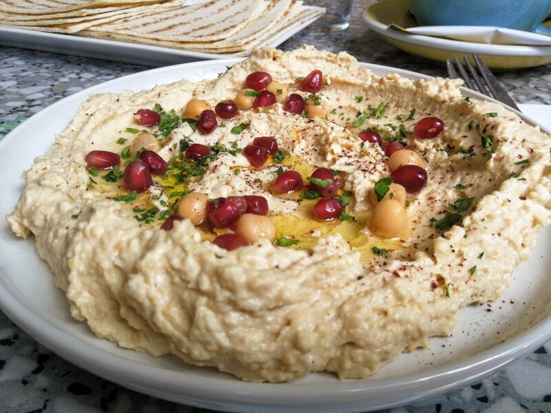 Gránátalmás humusz korianderzölddel