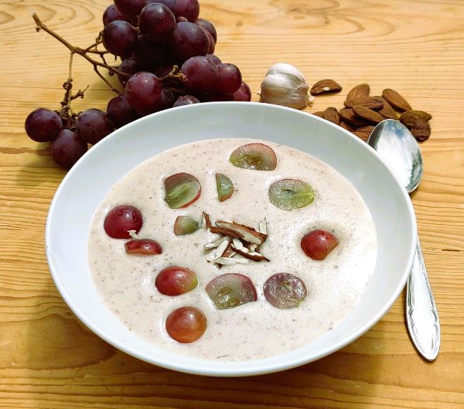 Fokhagymás mediterrán mandulakrémleves pirhanyagos szőlővel